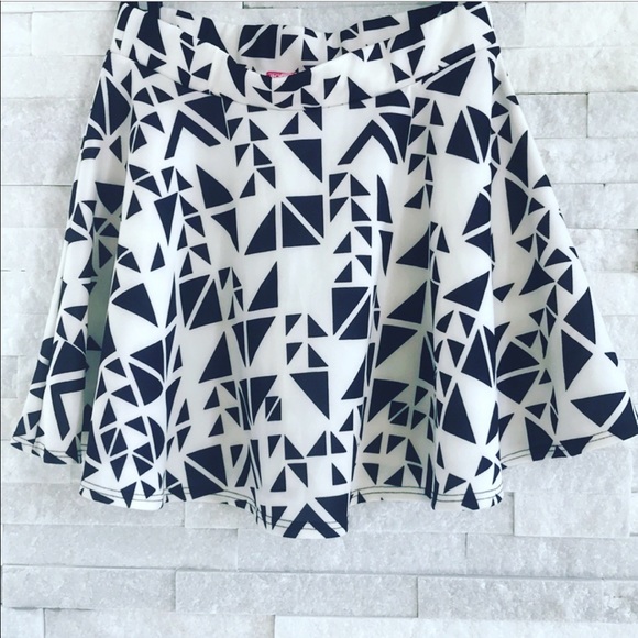 NWOT Black & White Geometric Skater Skirt - Picture 3 of 3